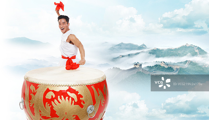 青年人在击鼓图片素材