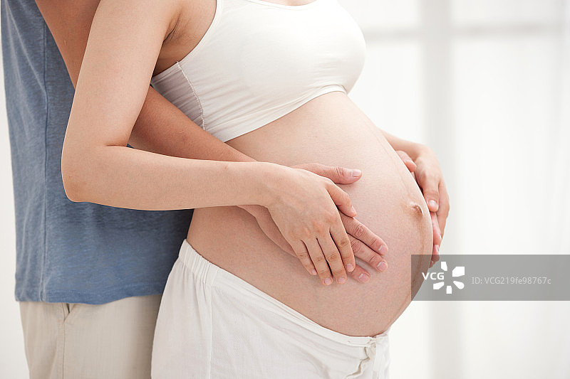 孕妇抚摸肚子图片素材