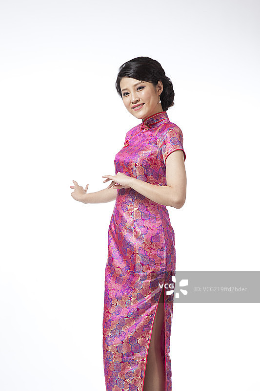 棚拍身穿中国传统服装的年轻女人图片素材