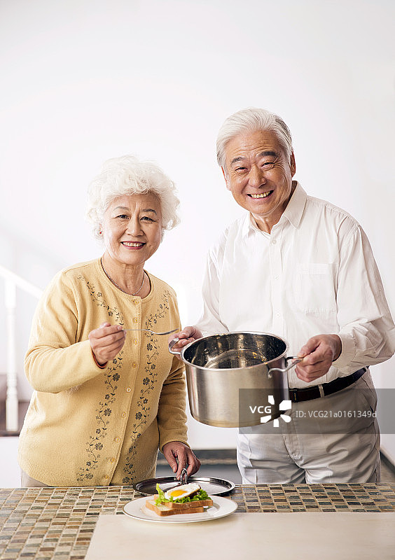 老年夫妇准备早餐图片素材