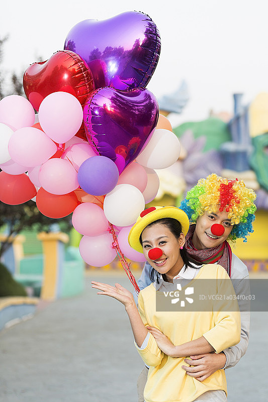 年轻情侣去游乐园玩狂欢图片素材