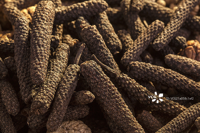 放在桌子上的食材与药品图片素材