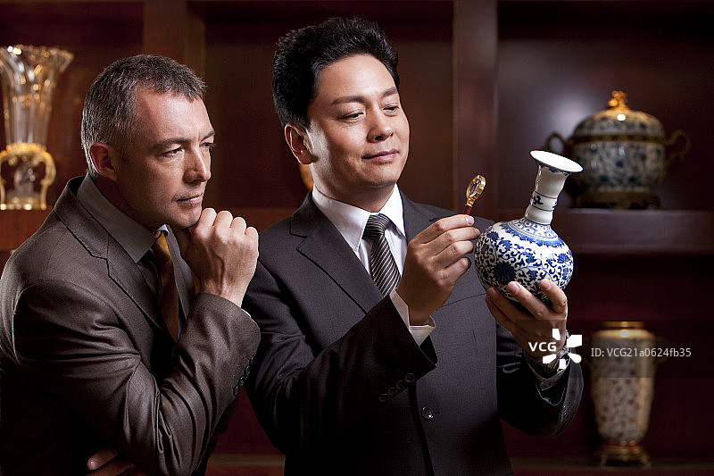 成功商务男士欣赏古董图片素材