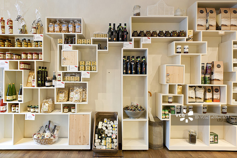 Artisan product shelves in a country and living lunchroom in The Hague图片素材