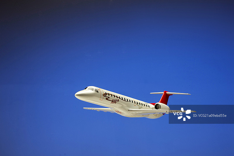 蓝色背景前的飞机模型图片素材