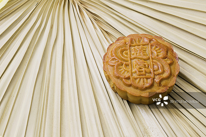 蒲扇上的月饼图片素材