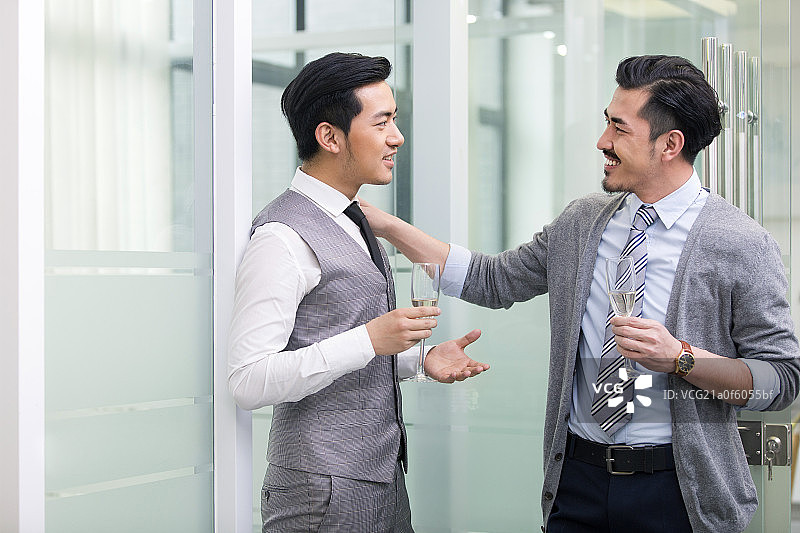 成功商务男士喝香槟庆祝图片素材