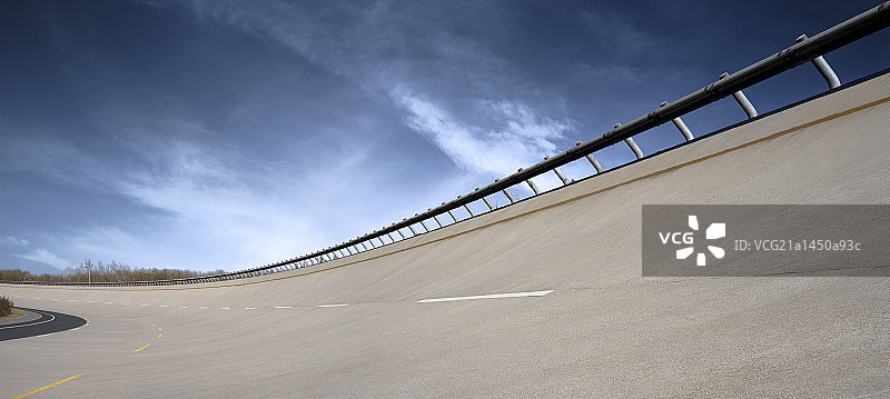 蓝天下的汽车赛道图片素材