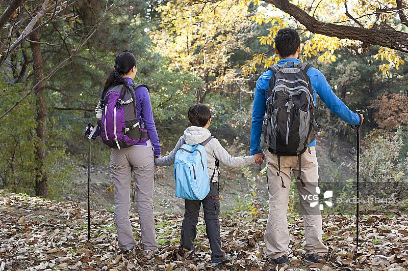 一家三口徒步旅行图片素材