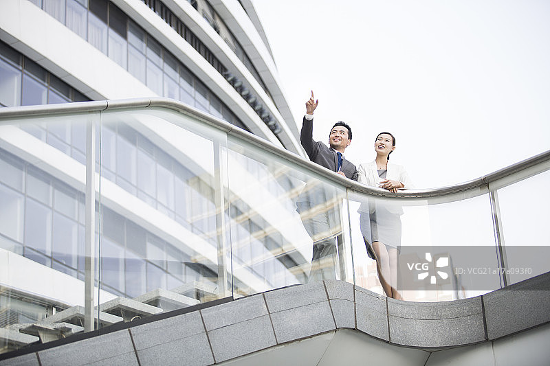 商务人士站在阶梯上谈论图片素材