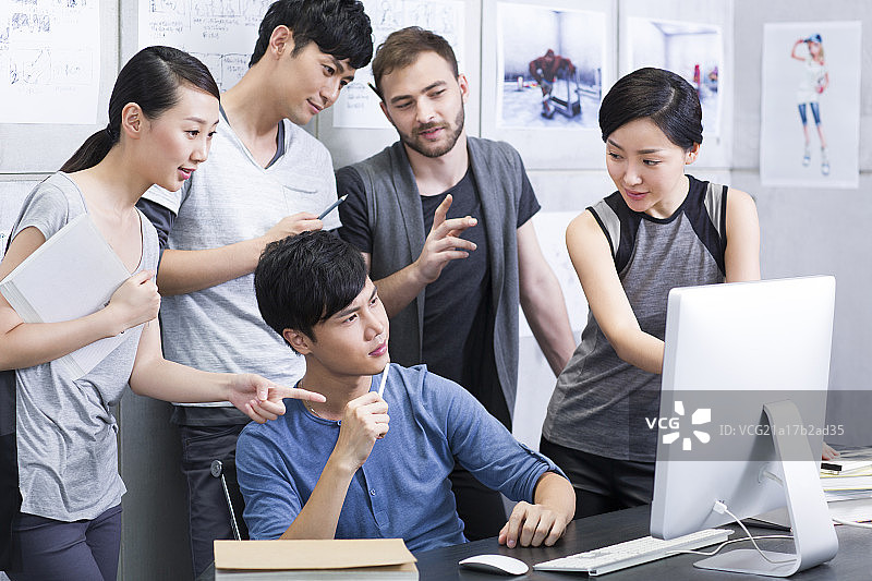 年轻同事思考问题图片素材