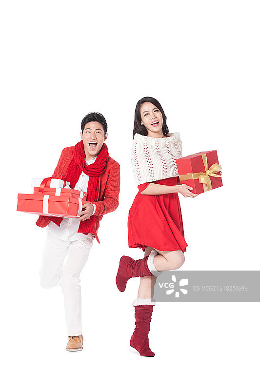 青年情侣拿着圣诞节礼物图片素材