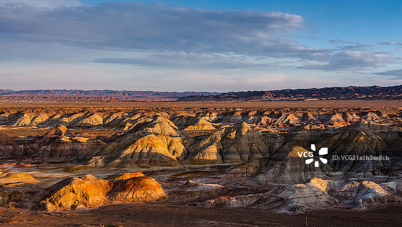 日出后的丹霞地貌图片素材