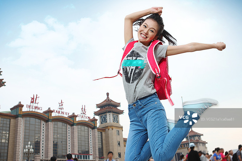 青年女人跳跃图片素材