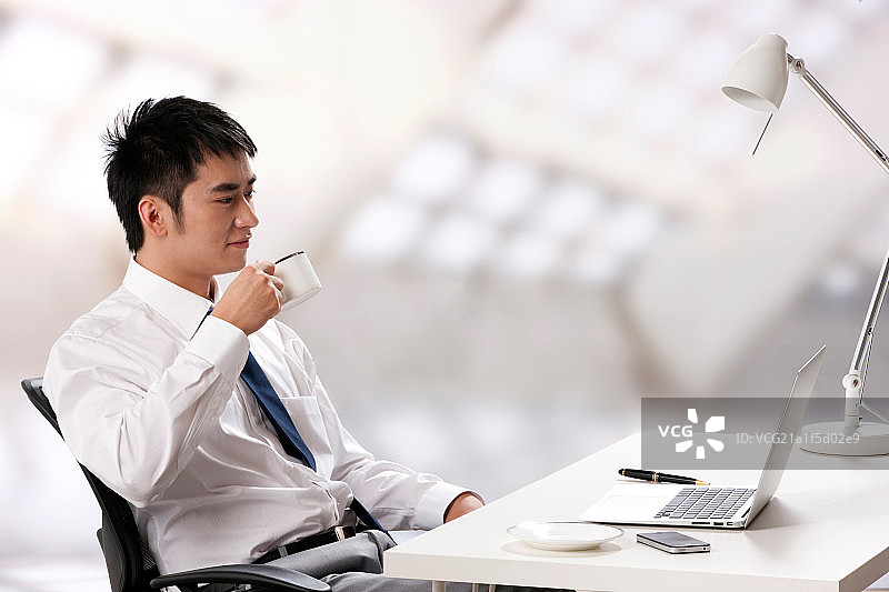 青年商务男士在办公室里看电脑图片素材