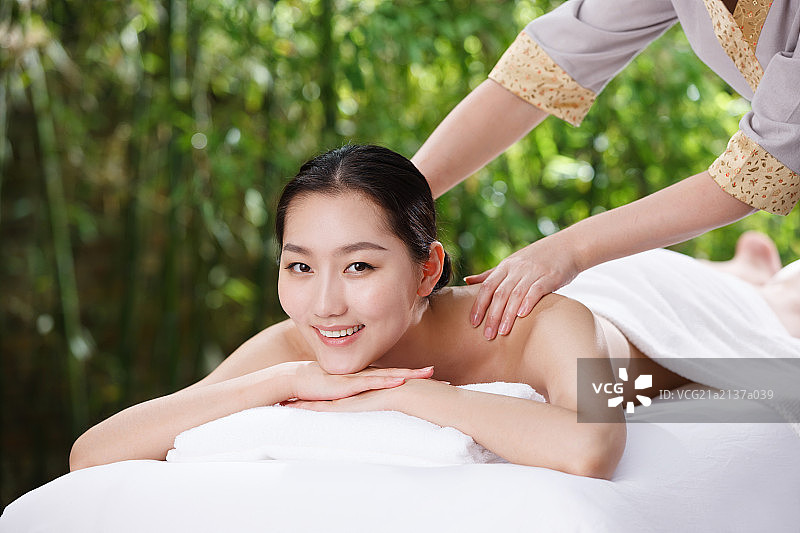 年轻女人在户外做SPA图片素材