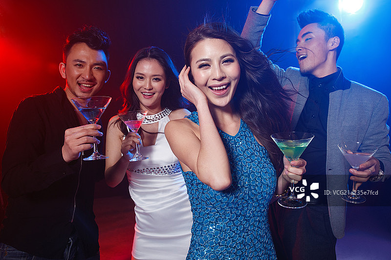 年轻人在酒吧喝酒图片素材