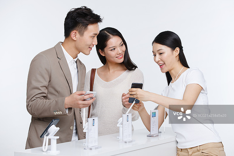 青年人购买手机图片素材