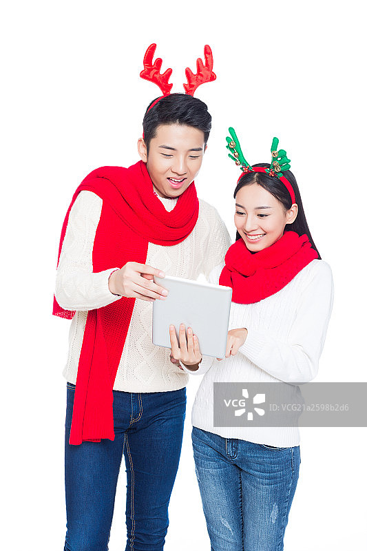 年轻情侣使用平板电脑图片素材