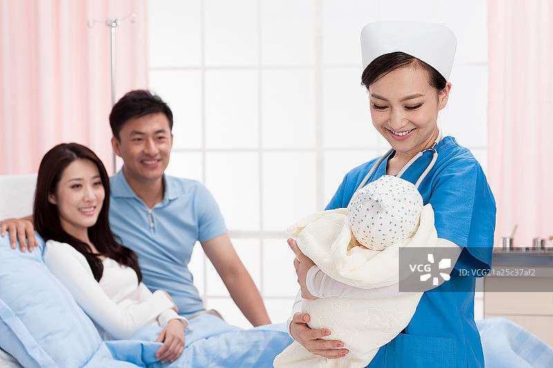 女护士抱着婴儿图片素材