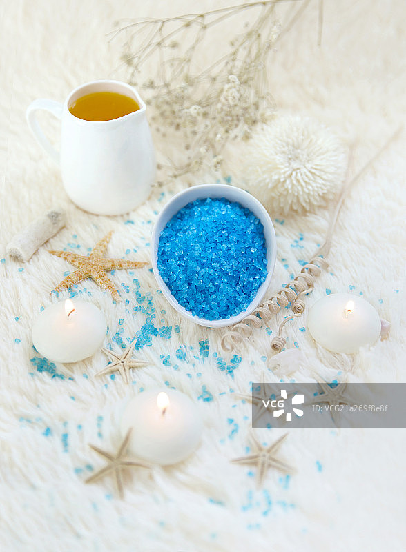 放在桌子上的精油 蜡烛 浴盐图片素材