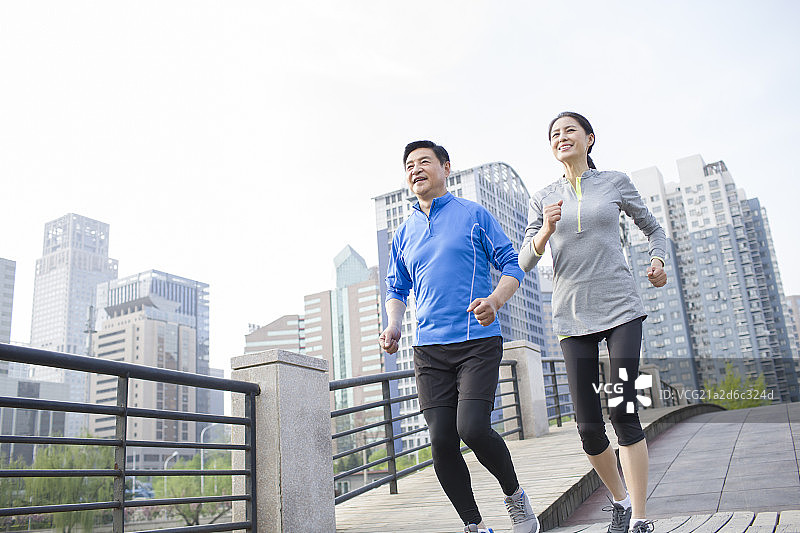 中年夫妇在公园跑步健身图片素材