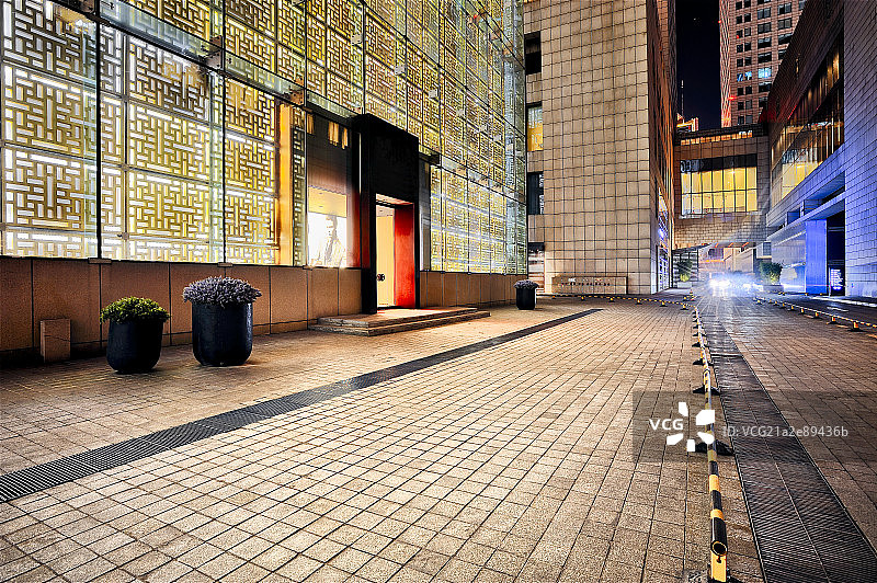 北京CBD豪华酒店购物中心门前通道和城市街道夜景图片素材