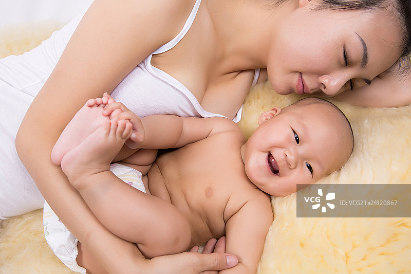年轻妈妈和婴儿图片素材