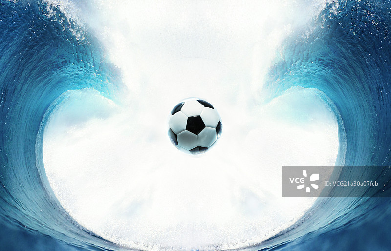 海浪中的足球图片素材
