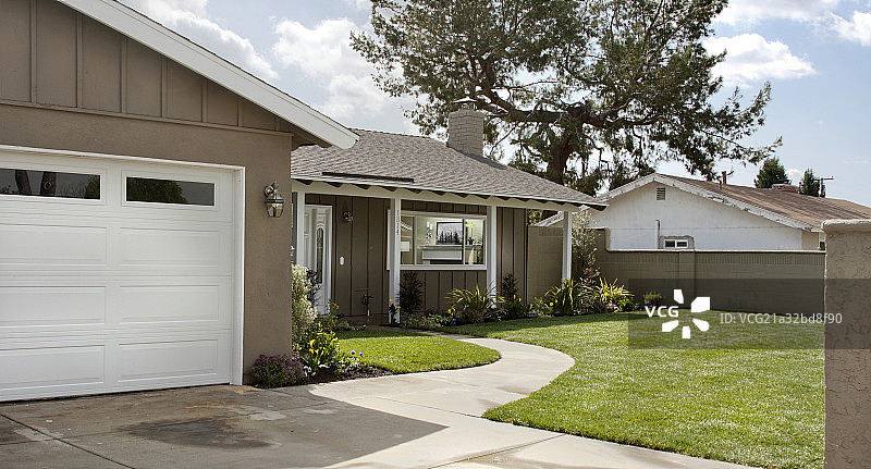 One story house with garage; California; United States of America图片素材