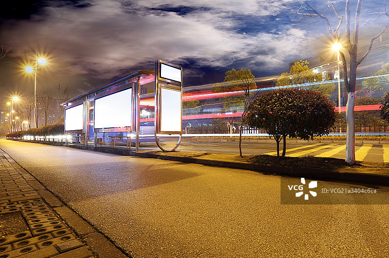 城市公共车站广告牌与马路图片素材