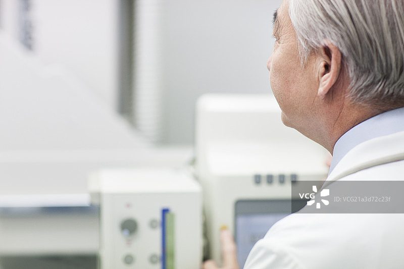 医生与核磁共振扫描仪图片素材