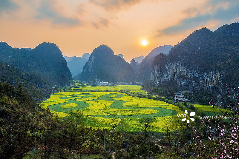 贵州龙宫油菜花田图片素材