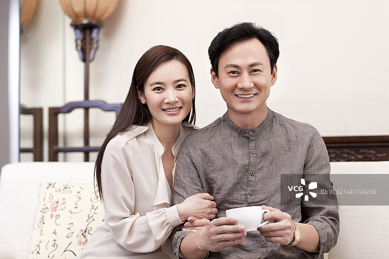 快乐的夫妇喝咖啡图片素材