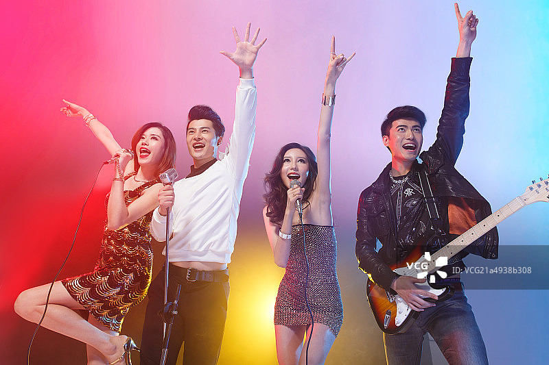 青年男女在舞厅唱歌图片素材