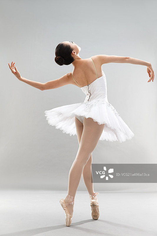 青年女人在跳芭蕾舞图片素材