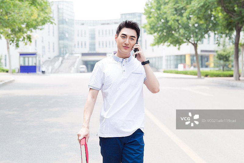 行走在校园的大学生图片素材