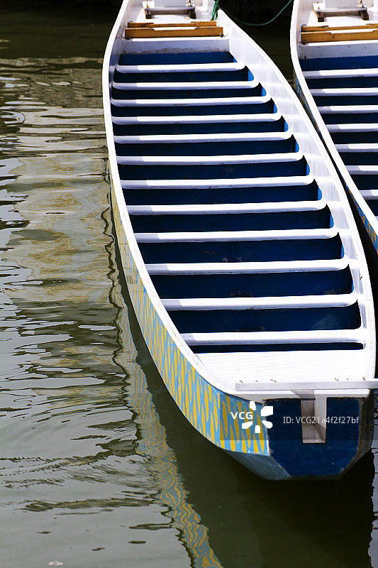 端午节龙舟比赛中龙舟的特写图片素材