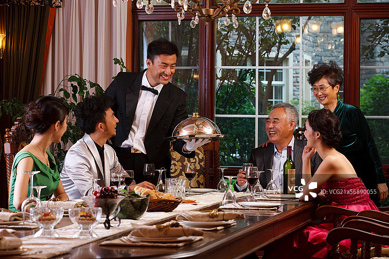 东方人聚会吃饭图片素材