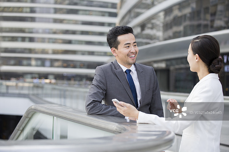 商务人士在户外讨论图片素材