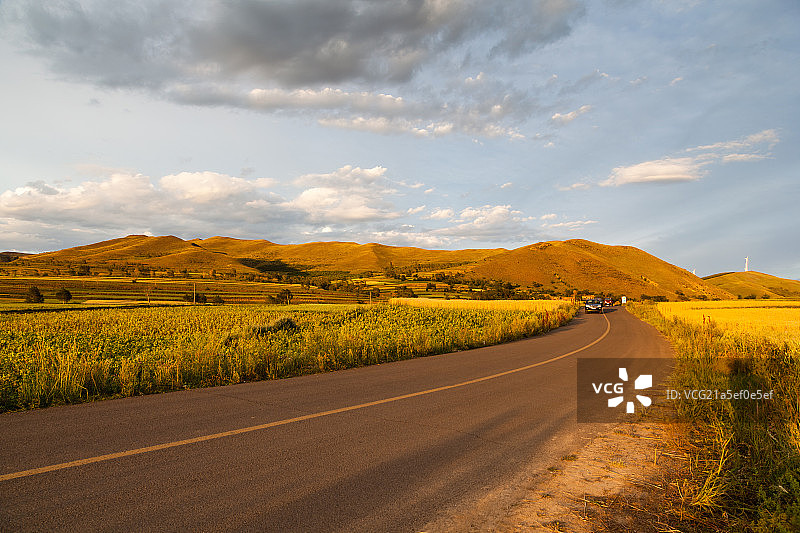 草原公路风光图片素材