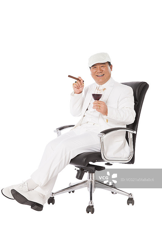 成功男人拿着红葡萄酒杯图片素材