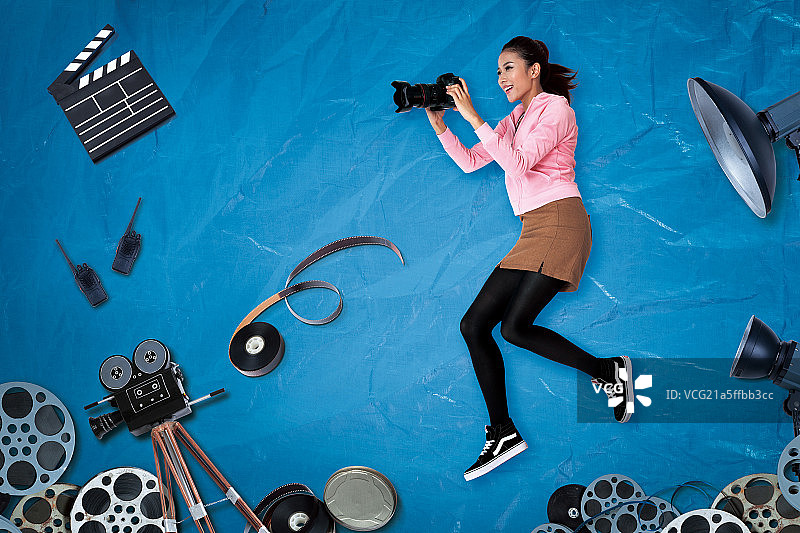 躺在蓝色雨布上的年轻女生图片素材