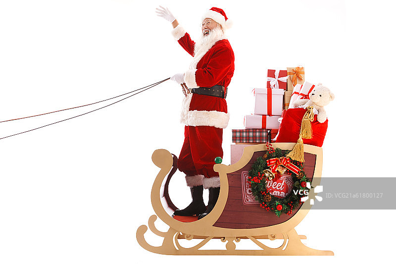 穿着圣诞服的老人站在雪橇上招手图片素材