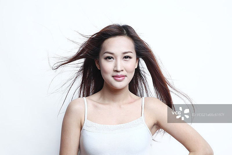 头发飘逸的年轻女人图片素材
