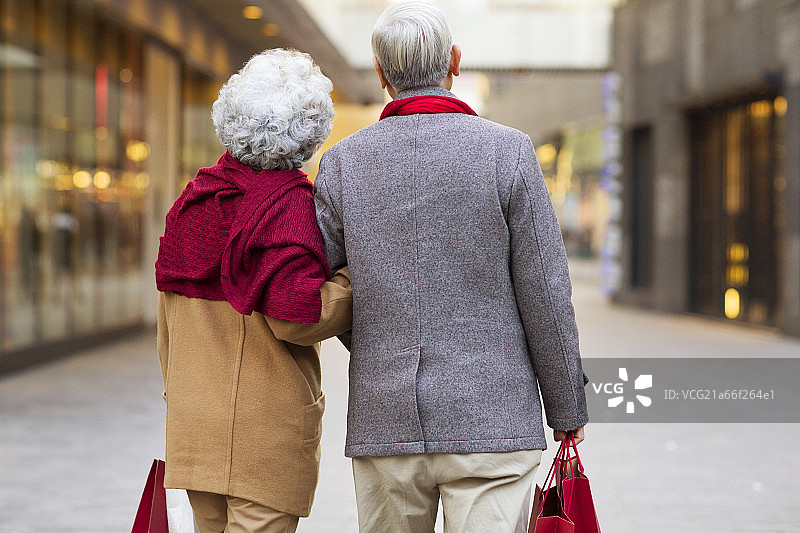 老年夫妇过新年图片素材