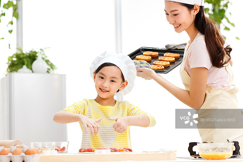 东方母女两人在准备食物图片素材