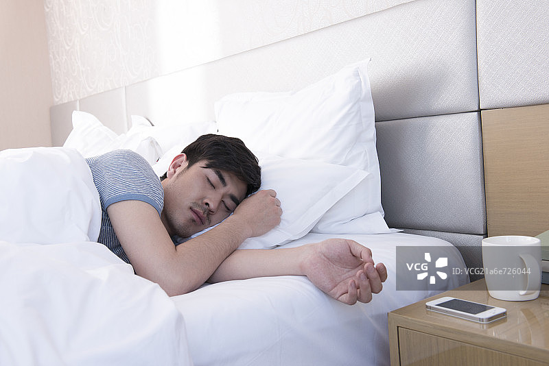 Young man sleeping图片素材