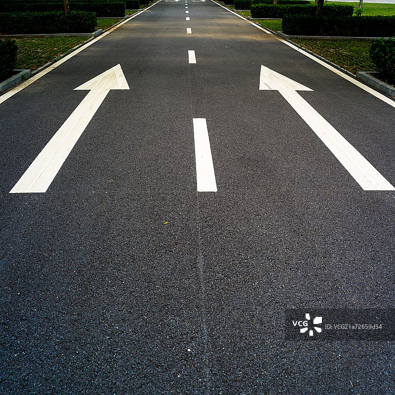 标有箭头笔直的道路交通图片素材
