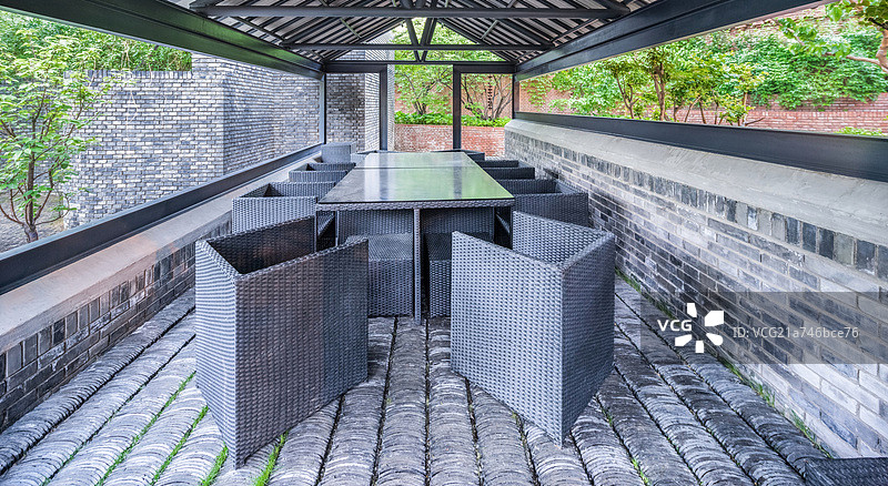红砖美术馆庭院中新中式设计风格的凉亭图片素材
